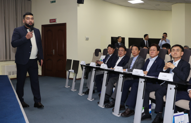 박완수(오른쪽 두 번째) 경남도지사를 비롯한 경남대표단이 22일(현지시간) 카자흐스탄 알마티시 '승강기 연구개발 파크' 부지를 방문해 조성 계획 등을 듣고 있다. 사진 제공=경남도