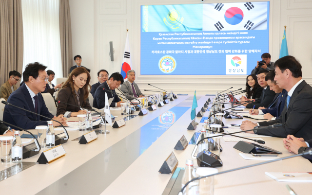 박완수(왼쪽 첫 번째) 경남도지사를 비롯한 경남대표단이 22일(현지시간) 중앙아시아 카자흐스탄 알마티시 시청을 방문해 사티발디 다르한 아마겔디울리 알마티 시장 등과 국제교류 방안을 논의하고 있다. 사진 제공=경남도