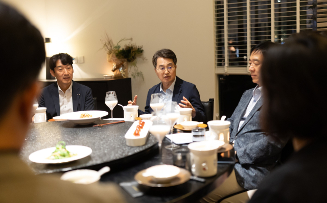 중국을 방문한 김동연 경기도지사가 22일 충칭에서 도내 AI 기업 관계자들과 간담회를 갖고 있다. 사진 제공 = 경기도