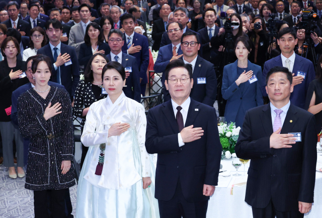 유엔총회 참석차 미국을 방문한 이재명 대통령이 22일(현지 시간) 뉴욕의 한 호텔에서 열린 동포 간담회에서 참석자들과 함께 국기에 대한 경례를 하고 있다. 연합뉴스