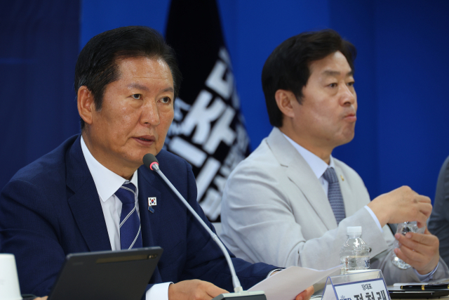 정청래(왼쪽) 더불어민주당 대표가 23일 부산 동구 더불어민주당 부산시당에서 열린 부울경 예산정책협의회에서 인사말을 하고 있다. 정치권 안팎에서는 민주당의 조희대 대법원장 사퇴 압박 등 노골적인 사법부 흔들기가 도를 넘어섰다는 비판이 나오고 있다. 연합뉴스