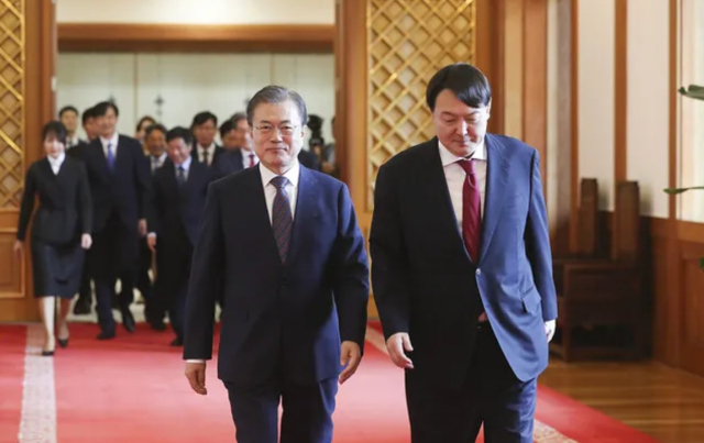 2019년 7월 25일 당시 문재인 대통령이 윤석열 검찰총장에게 청와대에서 임명장을 준 뒤 환담을 위해 이동하고 있다. 연합뉴스