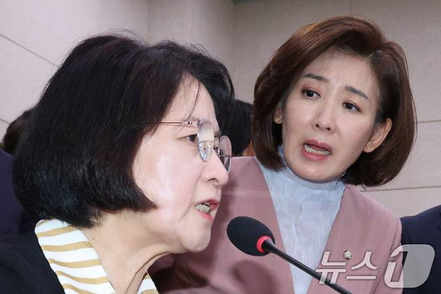 나경원 국민의힘 의원이 22일 서울 여의도 국회 법제사법위원회에서 열린 검찰개혁 입법청문회에서 퇴장 명령을 한 추미애 위원장에게 항의하고 있다.뉴스1