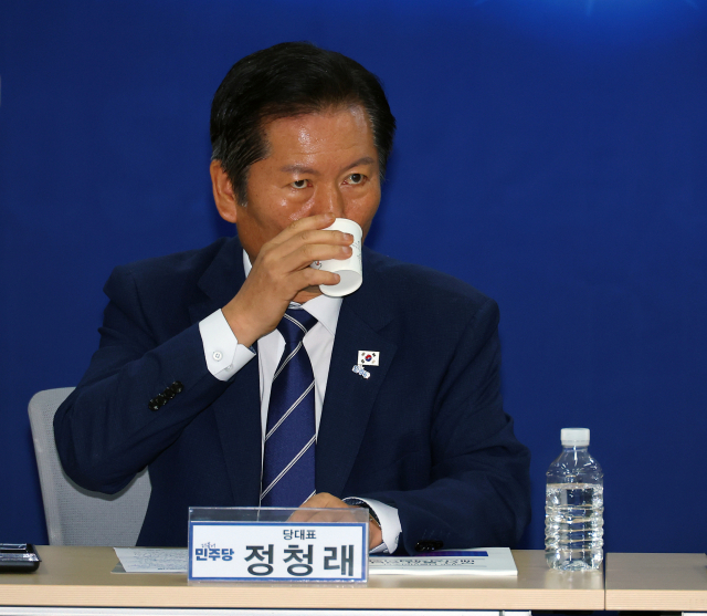 23일 부산 동구 더불어민주당 부산시당에서 열린 부울경 예산정책협의회에서 정청래 대표가 물을 마시고 있다. 연합뉴스