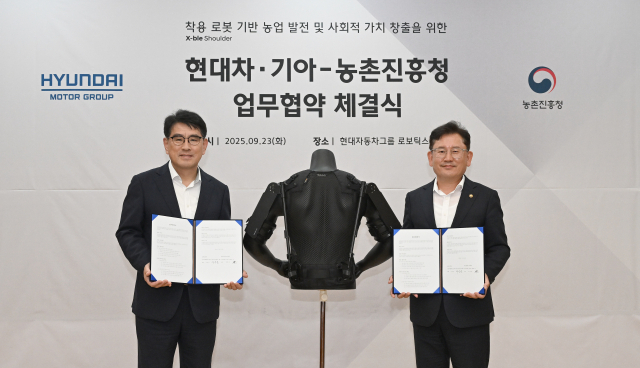 양희원(왼쪽) 현대차·기아 R&D본부장 사장과 이승돈 농촌진흥청장이 23일 경기 의왕시 현대차그룹 의왕연구소에서 협약 체결 후 엑스블 숄더 전시물 앞에서 기념촬영을 하고 있다. 사진제공=현대