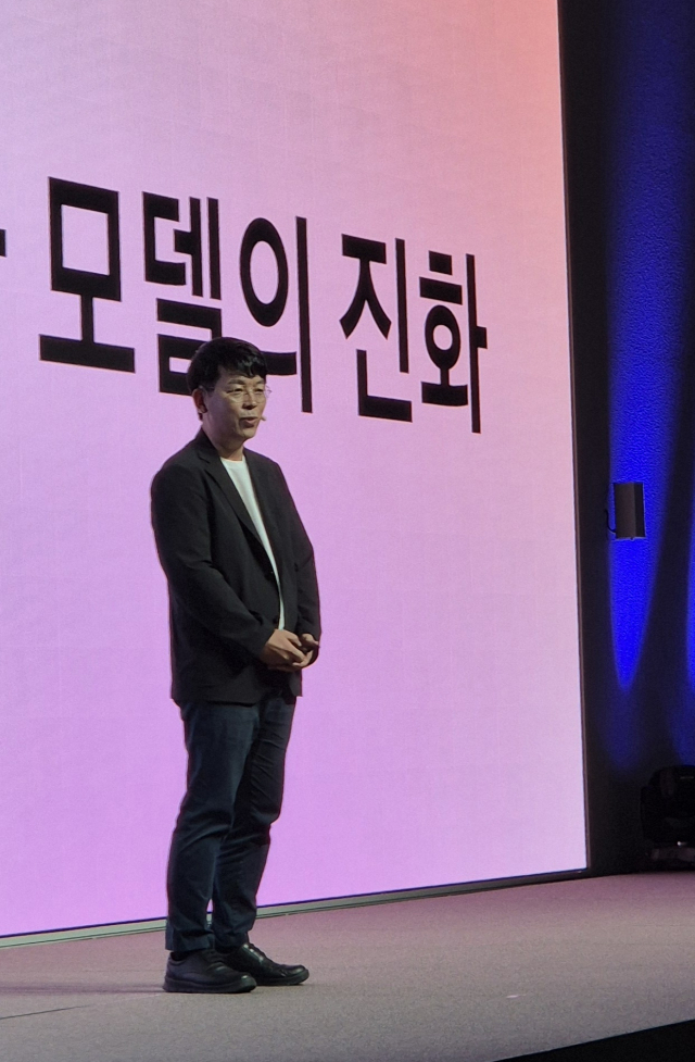 김병학 카카오 카나나 성과리더가 24일 경기 용인 카카오 AI캠퍼스에서 열린 기술 컨퍼런스 ‘이프 카카오’에서 자체 AI 모델 ‘카나나’를 소개하고 있다. 용인=김성태 기자