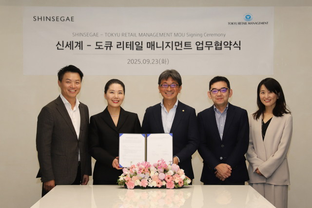 박상언(왼쪽부터) 신세계백화점 팩토리 담당, 장수진 신세계백화점 상품본부장, 홋타 마사미치 도큐 리케일 매니지먼트 대표이사, 호리우치 켄스케 도큐 리테일 매니지먼트 상무, 이시카와 아유미 시부야109 엔터테인먼트 대표이사가 23일 서울 서초구 신세계백화점 본사에서 한-일 컨텐츠 교류 및 비즈니스 모델 강화를 위한 양해각서(MOU)를 체결한 뒤 기념사진을 찍고 있다. 사진 제공=신세계백화점