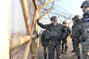 “AI·드론 병사 50명, 수만 적군 감당?”…軍병력 40만 시대, 방어도 힘들다[이현호의 밀리터리!톡]