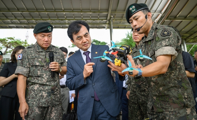 안규백 국방부 장관이 지난 9월 4일 육군 36사단 관계자로부터 교육용 소형드론 대한 설명을 듣고 있다. 사진 제공=육군