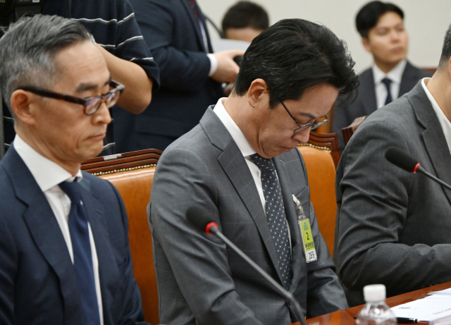 조좌진 롯데카드 대표(오른쪽)와 윤종하 MBK파트너스 부회장이 23일 여의도 국회에서 국민의힘 주최로 열린 롯데카드 개인정보 유출사태 대책 간담회에서 자리하고 있다. 성형주 기자