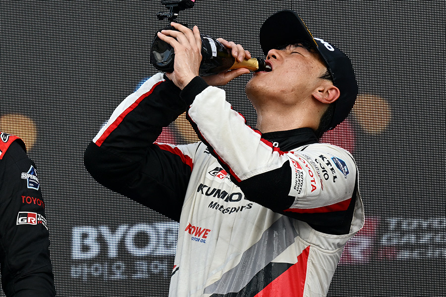 승리를 자축하며 샴페인을 마시고 있는 이창욱. 사진: 김학수 기자