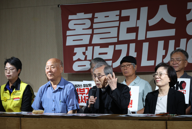 서울 종로구 향린교회에서 열린 '홈플러스 정상화 위한 사회적 합의 형성과 해결을 위한 사회 원로 및 각계 대표자 공동선언'에서 함세웅 신부가 발언을 하고 있다. 연합뉴스