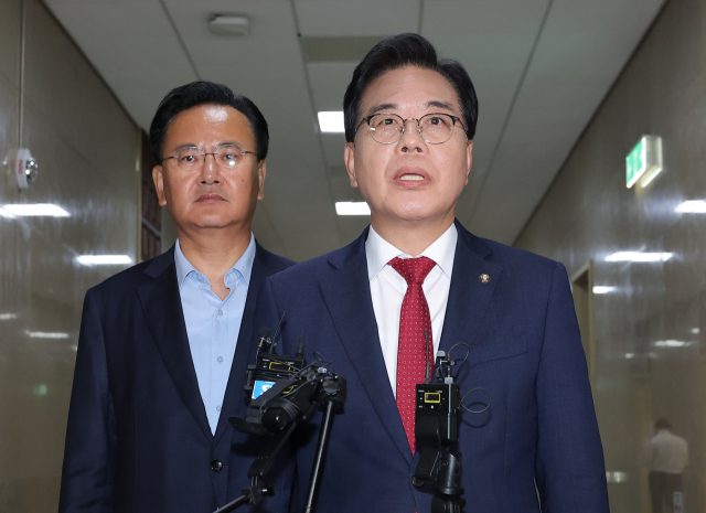 국민의힘 송언석 원내대표와 유상범 원내수석부대표가 23일 서울 여의도 국회에서 더불어민주당 김병기 원내대표와 정부조직법 개정안 등을 논의하기 전 취재진을 향해 발언하고 있다. 연합뉴스