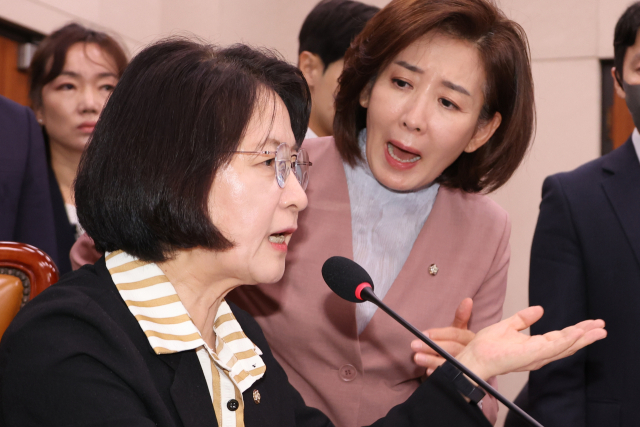 22일 서울 여의도 국회 법제사법위원회에서 열린 '건진법사 관봉권 띠지' 분실 관련 검찰개혁 입법청문회에서 나경원 국민의힘 의원이 더불어민주당 소속 추미애 위원장의 질서유지권 발동에 항의하고 있다. 연합뉴스