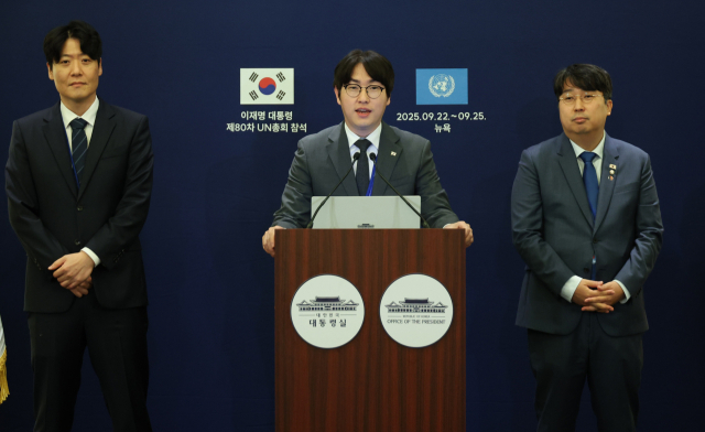 하정우 AI미래기획수석이 22일(현지시간) 미국 뉴욕 한 호텔의 한국프레스센터에서 이재명 대통령의 래리 핑크 세계경제포럼 의장 접견 관련 브리핑을 하고 있다. 왼쪽부터 김우창 국가AI정책비서관, 하 수석, 더불어민주당 차지호 의원. 연합뉴스