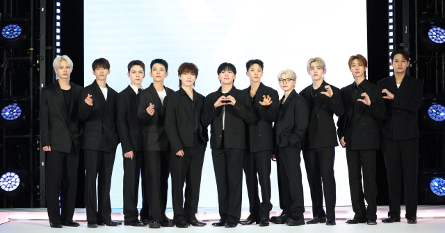 그룹 세븐틴의 준(왼쪽부터)과 도겸, 버논, 조슈아, 디노, 승관, 호시, 우지, 에스쿱스, 디에잇, 민규. 뉴스1