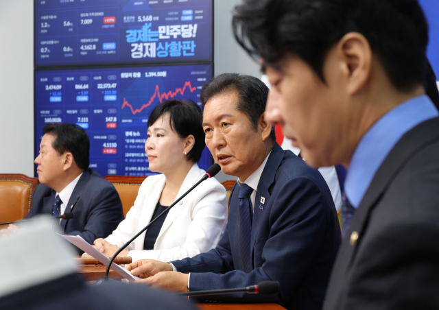 정청래 더불어민주당 대표가 24일 서울 여의도 국회에서 열린 최고위원회의에서 발언하고 있다. 연합뉴스