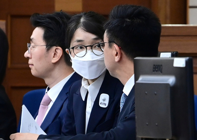 김건희 여사가 24일 서울 서초동 서울중앙지법에서 열린 김 여사의 특정범죄가중처벌법상 알선수재 및 자본시장법·정치자금법 위반 등 사건 첫 재판에 출석해 최지우 변호사와 대화하고 있다. 2025.9.24. 뉴스1