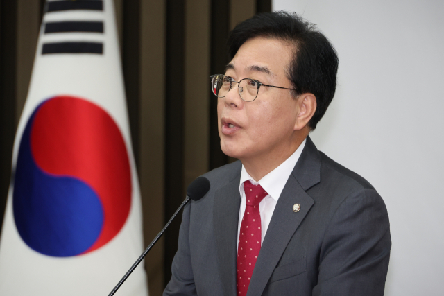 송언석 국민의힘 원내대표가 24일 서울 여의도 국회에서 열린 긴급 의원총회에서 발언하고 있다. 연합뉴스