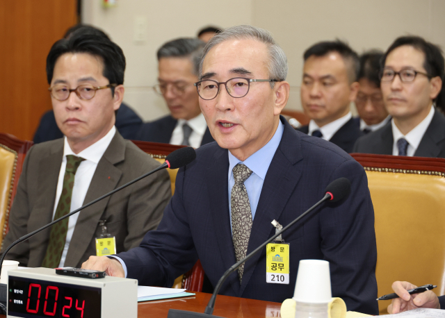 김영섭 KT 대표이사가 24일 국회 과학기술정보방송통신위원회에서 열린 통신·금융 해킹사고 청문회에서 위원 질의에 답하고 있다. /연합뉴스