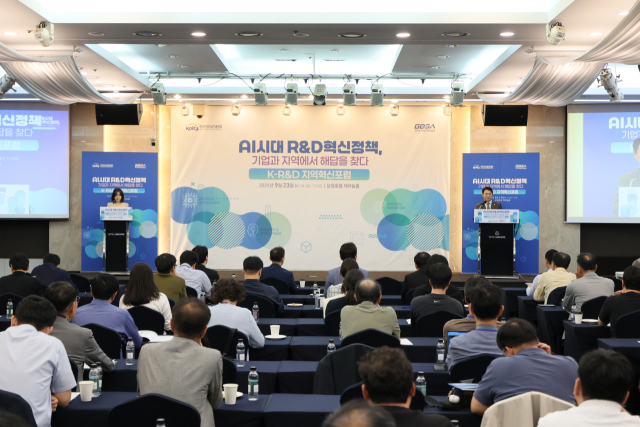 24일 경기신보 본점 강당에서 열린 두드림 워크숍에서 시석중 경기신보 이사장이 발언하고 있다. 사진 제공=경기신보