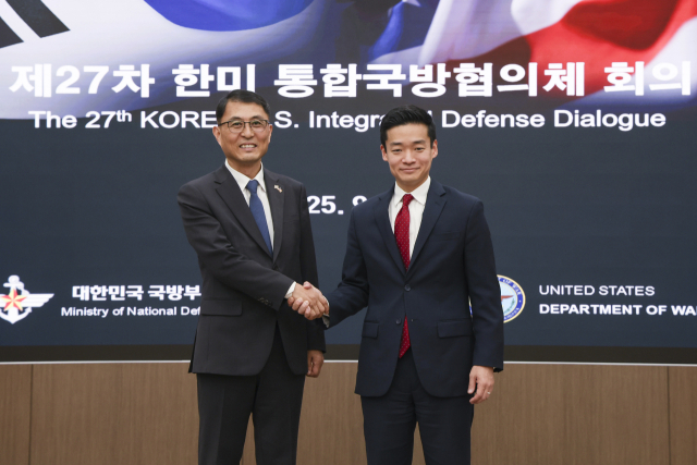 윤봉희(왼쪽) 국방정책실장 대리가 24일 서울 용산 국방부에서 열린 제27차 한미 통합국방협의체 회의에 앞서 존 노 미 국방부 동아시아부차관보와 손을 잡고 기념 촬영을 하고 있다. 사진 제공=국방부