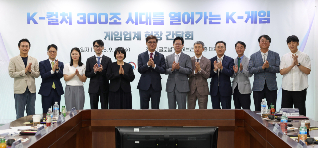 최휘영 문화체육관광부 장관이 24일 경기 성남 판교 글로벌게임허브센터에서 게임업계 대표들을 만나 간담회를 마치고 기념촬영을 하고 있다. 사진 제공=문체부