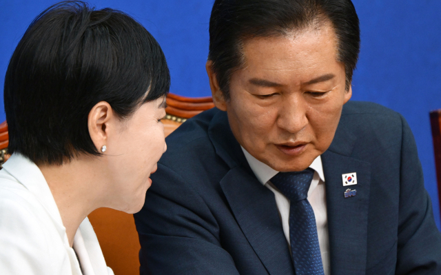 정청래(오른쪽) 더불어민주당 대표가 24일 서울 여의도 국회에서 열린 최고위원회의에서 전현희 최고위원과 대화를 하고 있다. 성형주 기자