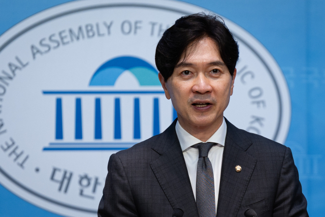 박성훈 국민의힘 수석대변인이 17일 서울 여의도 국회 소통관에서 논평을 하고 있다. 뉴스1