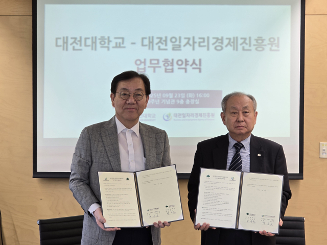 대전일자리경제진흥원 백운교(왼쪽) 원장과 남상호(오른쪽) 대전대 총장이 업무협약을 체결하고 기념촬영을 하고 있다. 사진제공=대전일자리경제진흥원