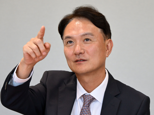 엄주성 키움증권 대표가 24일 서울 여의도 키움증권 본사에서 서울경제신문과 인터뷰를 하고 있다. 성형주 기자