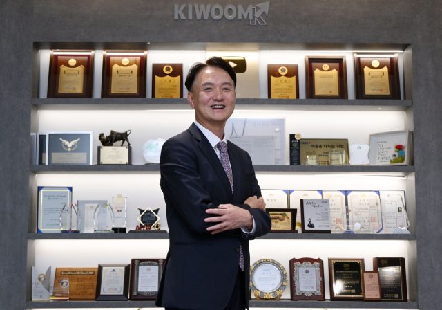 엄주성 키움증권 대표가 24일 서울 여의도 키움증권 본사에서 서울경제신문과 인터뷰를 하고 있다. 성형주 기자