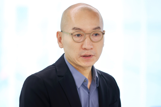 박승호 박서보재단 이사장이 24일 부친인 박서보 화백의 자서전과 그래픽 노블 출간을 기념해 열린 좌담회에 참석해 인사말을 하고 있다. 연합뉴스