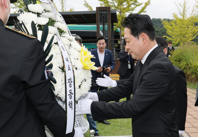 장동혁 국민의힘 대표가 24일 오후 국립대전현충원 천안함 46용사 묘역을 찾아 헌화하고 있다. 국회사진기자단