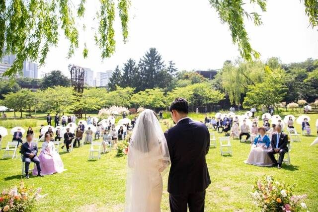 용산가족공원에서 한 부부가 결혼식을 올리고 있다. 사진 제공=서울시청.