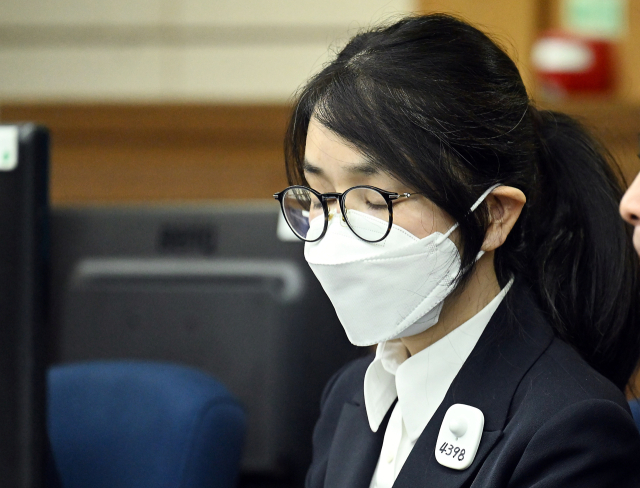 도이치모터스 주가조작 혐의와 통일교 금품수수 의혹 등으로 구속기소 된 김건희 여사가 24일 서울 서초구 서울중앙지법에서 열린 첫 재판에 출석해있다. 사진공동취재단
