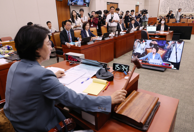 24일 서울 여의도 국회에서 열린 법제사법위원회 전체회의에서 더불어민주당 소속 추미애 위원장이 정회를 선언하고 있다. 연합뉴스