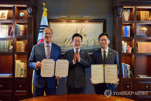 유엔총회 참석을 위해 미국을 방문한 이재명 대통령이 22일(현지 시간) 뉴욕의 한 호텔에서 인공지능(AI) 산업 글로벌 협력을 위한 양해각서(MOU)를 체결한 뒤 래리 핑크(왼쪽) 블랙록 회장, 배경훈 과학기술정보통신부 장관과 기념 촬영을 하고 있다. 공동취재단