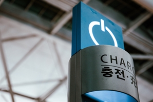 “추석 연휴, 공항·지하철 충전기 주의하세요”…스마트폰 속 계좌 털릴 수 있다는데