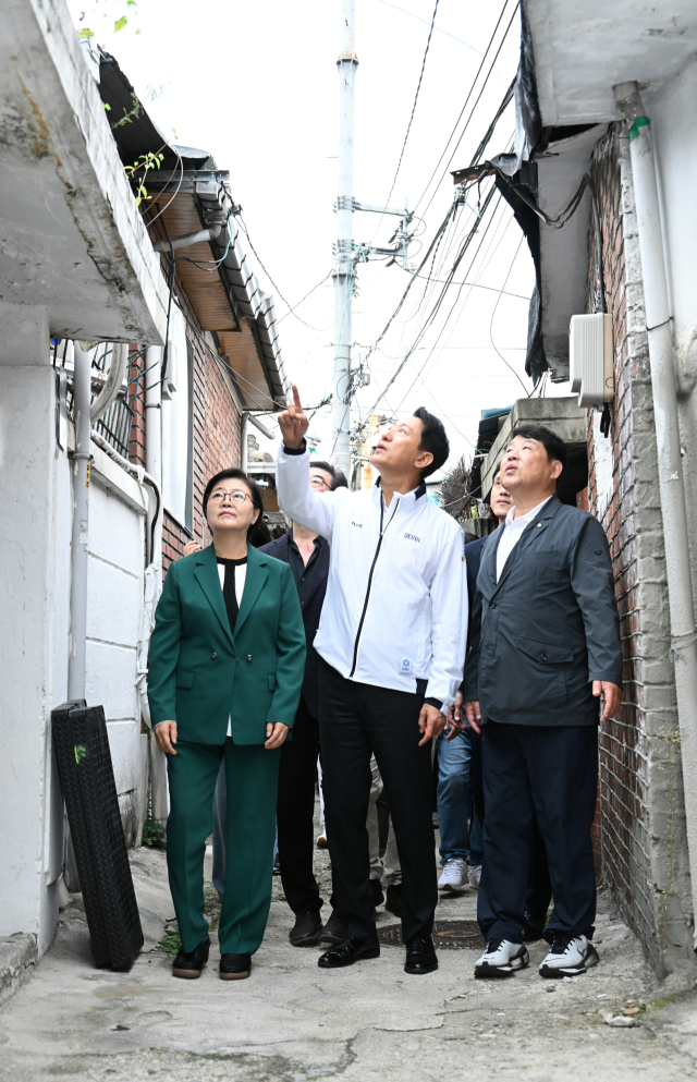 24일 오세훈(가운데) 서울시장이 서울 강북구 미아동 ‘미아2구역’ 재정비촉진구역 대상지를 둘러보고 있다. 사진 제공=서울시