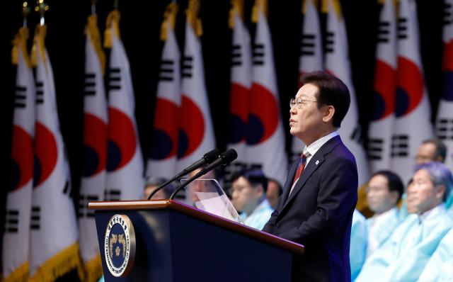 이재명 대통령이 8월 15일 서울 세종문화회관에서 열린 80주년 광복절 경축식에서 경축사를 하고 있다. 연합뉴스