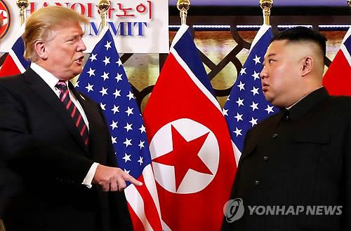 제2차 북미 정상회담이 열린 지난 2019년 2월 27일 베트남 하노이 메트로폴호텔에서 도널드 트럼프 대통령이 김정은 국무위원장과 얘기하고 있다. 연합뉴스