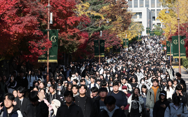 서울 종로구 성균관대학교에서 열린 2025학년도 수시모집 논술시험에 응시한 수험생들이 시험을 마친 뒤 고사장을 나서고 있다. 사진은 기사 내용과 무관함. 뉴스1
