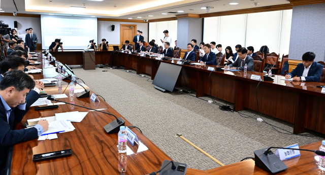 권대영 금융위원회 부위원장이 참석한 가운데 21일 서울 중구 전국은행연합회에서 '석유화학 사업재편 금융권 간담회'가 열리고 있다. 오승현 기자 2025.08.21