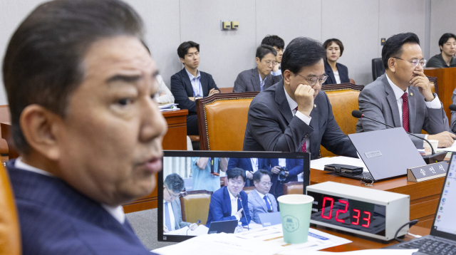 국회운영위원장인 김병기(왼쪽) 원내대표와 송언석(〃 두 번째) 국민의힘 원내대표가 24일 국회 운영위원회 전체 회의에서 굳은 표정으로 서로 얼굴을 돌리고 있다. 연합뉴스