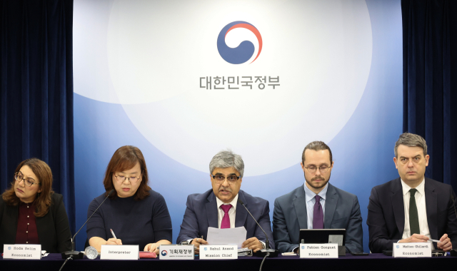 라훌 아난드(가운데) IMF 한국미션단장이 24일 정부서울청사에서 2025년 IMF 연례협의 결과 브리핑을 하고 있다. 연합뉴스.