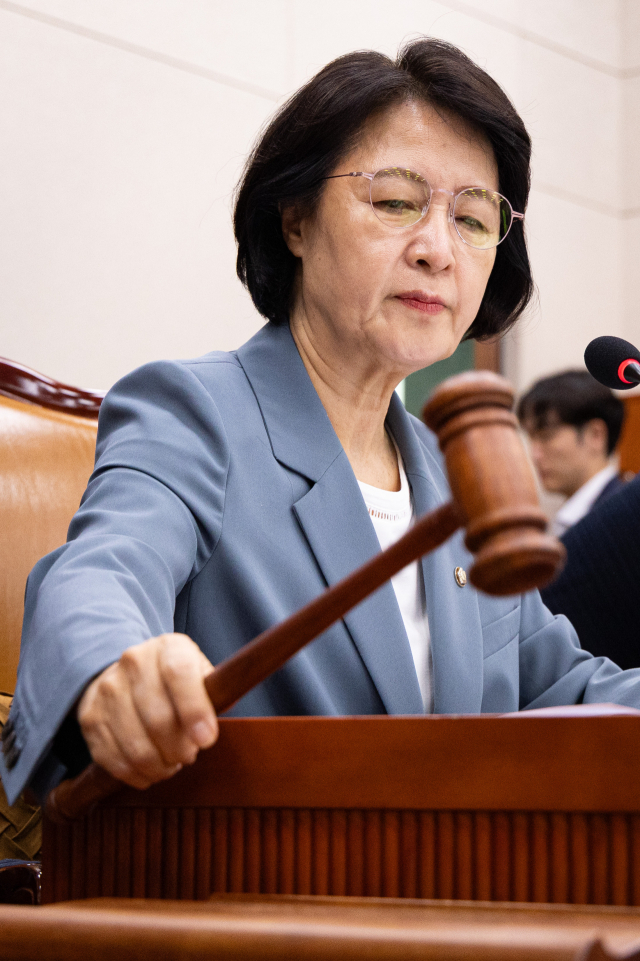 추미애 국회 법제사법위원장이 24일 서울 여의도 국회에서 열린 제429회 국회(정기회) 법제사법위원회 제6차 전체회의에서 의사봉을 두드리고 있다. 뉴스1