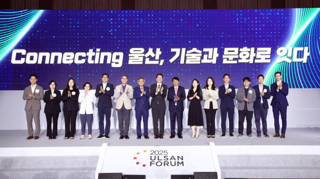 울산시 울주군 울산전시컨벤션센터(UECO)에서 24일 열린 ‘2025 울산포럼’에서 최창원(오른쪽 여덟 번째) SK수펙스추구협의회 의장과 이윤철(〃 일곱 번째) 울산상공회의소 회장 등 주요 참석자들이 기념 촬영을 하고 있다. 사진 제공=SK이노베이션