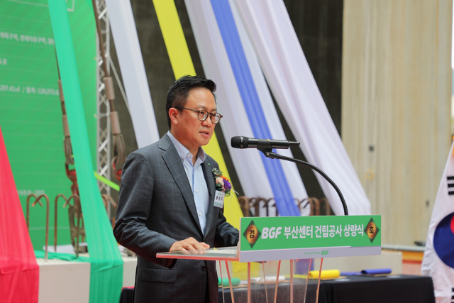 홍정국 BGF 부회장이 24일 BGF 부산 물류센터 상량식에서 물류센터의 운영 계획에 대해 설명하고 있다. 사진 제공=BGF리테일