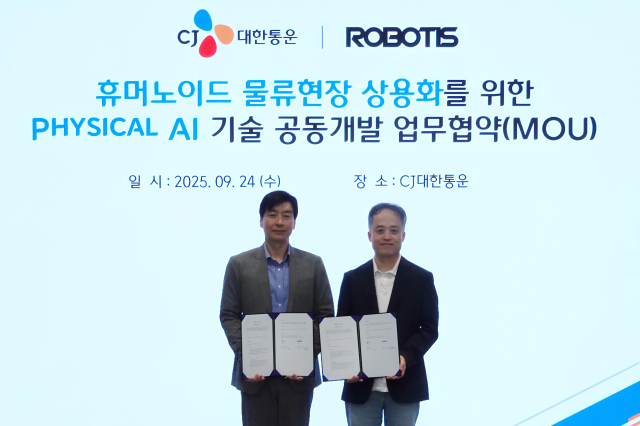 김정희(오른쪽) CJ대한통운 TES물류기술연구소장과 김병수 로보티즈 대표가 24일 서울 종로구 CJ대한통운 본사에서 '휴머노이드 로봇의 물류 현장 상용화를 위한 피지컬 AI 기술 공동개발 업무협약을 체결한 뒤 협약서를 들어보이고 있다. 사진 제공=CJ대한통운